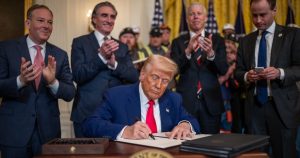 El Presidente de EU recula y frena tarifa aduanera de 25% a la industria automotriz.