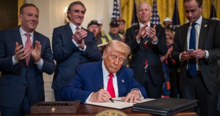 El Presidente de EU recula y frena tarifa aduanera de 25% a la industria automotriz.