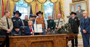 Suspendidas, ejecutadas, impugnadas: repasamos catorce órdenes ejecutivas emblemáticas de Trump.