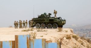 Trump ordena militarizar corredor fronterizo con México para frenar la migración.