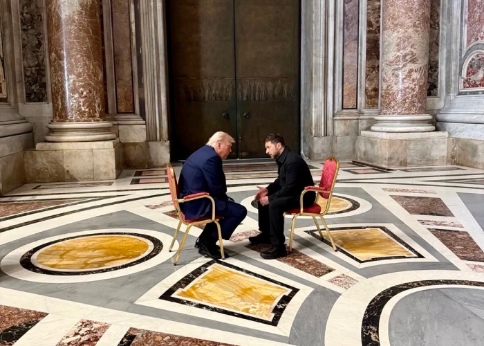 Trump y Zielinski en el Vaticano.