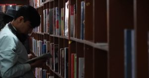 Las ideas acerca de la muerte forman un catálogo inmenso; pero ahora, más que un listado necesariamente incompleto —porque insisto, las visiones son incontables— quisiera dedicar esta reflexión a la que considera que la muerte es el límite absoluto del futuro y que tras el acto de morir no existe nada o, mejor aún, que uno se vuelve nada con la muerte. Confieso que soy partidario de esta idea y que no es la más cómoda, por cierto.