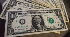 La desigualdad económica de Estados Unidos se ha pronunciado dramáticamente en los últimos años. Los más ricos se han vuelto aún más ricos y tienen en su poder una parte inédita de la riqueza estadounidense, dice un reportaje de The Wall Street Journal. Su autora, la periodista Juliet Chung –especializada en fondos de cobertura en Nueva York– dice que los últimos datos disponibles sugieren que, tan sólo en 2024, “se creó un billón de dólares de riqueza para los 19 hogares estadounidenses más ricos. Esto supera el valor de toda la economía de Suiza”.