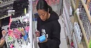 VIDEO ¬ Empleada roba 5 mil pesos de un local de cosméticos y la exhiben en redes.
