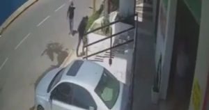 VIDEO ¬ Hombres armados asaltan a pacientes de un consultorio en Cuautlancingo.