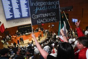 Trabajadores que se manifestaban en contra de la reforma judicial irrumpieron en las instalaciones del Senado de la República.
