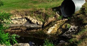 Derrame de compuestos químicos en el agua