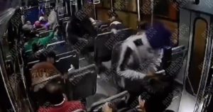 VIDEO: Delincuentes asaltan ruta Mazame en Puebla y lesionan a pasajero.