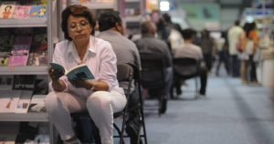 Cantar, hablar inglés y escribir.