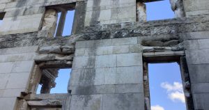 La frontera entre lo ilusorio y lo real ya no es tan clara, recuerdo que de niño me resultaba muy fácil distinguir lo que era de mentiritas o de juego de lo que iba en serio y era real.