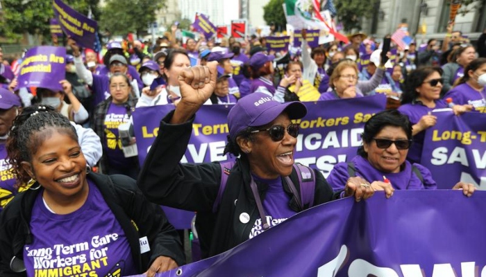 Manifestantes marchan en el centro de Los Angeles, California, Estados Unidos, el 1 de mayo de 2025.