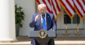 “En los últimos días se ha desatado una especie de competencia en Europa, Estados Unidos y Oriente Medio, mientras los dos hijos mayores del Presidente Donald Trump se lanzan a una avalancha de negocios familiares lucrativos”.