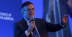 Ebrard anuncia que Trump disminuirá aranceles para vehículos de México y Canadá.