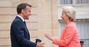Emmanuel Macron y Ursula von der Leyen lideraron una conferencia en París para atraer a Europa a empresarios y científicos amenazados por Donald Trump.