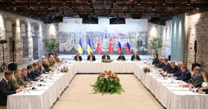 Las delegaciones de Rusia y Ucrania se reúnen en Estambul bajo mediación turca para iniciar la búsqueda de una salida a la guerra.