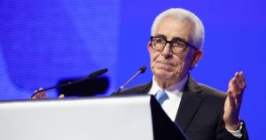 Y yo debería decirle a Zedillo, además, que le mentí. Que no me da pena su malentendido y tampoco creo que lo sea; que no me da pena que se crea algo que todos sabemos que no es; que no me da pena sacarlo de su cómoda cama de plumas en Estados Unidos ni que le quiten la pensión ni que lo pongamos entre todos en su lugar. Y no me da pena porque hace tiempo que en esta República no nos dan pena (ah, hermoso Nicolás Guillén) los decrépitos vencidos.