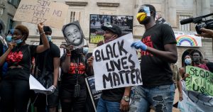 Allí donde brillaron las letras amarillas de "Black Lives Matter" en el asfalto, ahora vuelven a circular a toda velocidad todoterrenos por George Floyd.