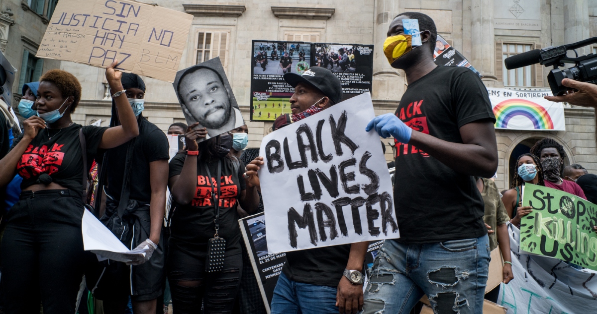 Allí donde brillaron las letras amarillas de "Black Lives Matter" en el asfalto, ahora vuelven a circular a toda velocidad todoterrenos por George Floyd.