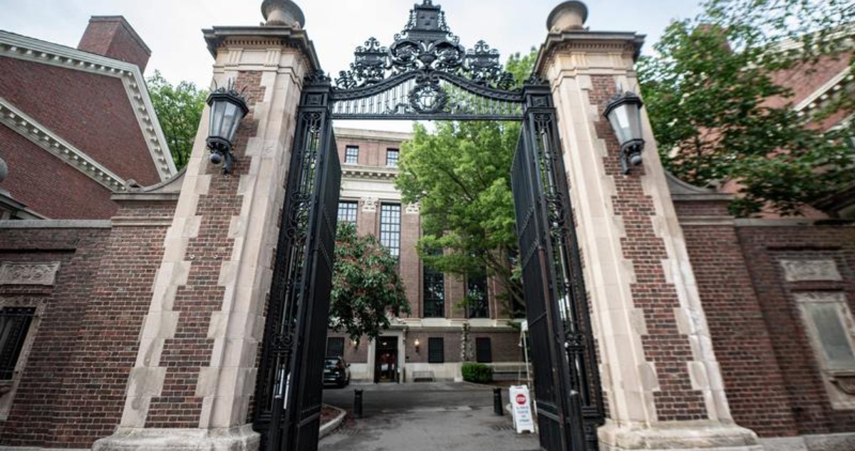 El Presidente Trump, dijo este lunes que está valorando la posibilidad de retirar otros 3 mil millones de dólares en subvenciones para Harvard.