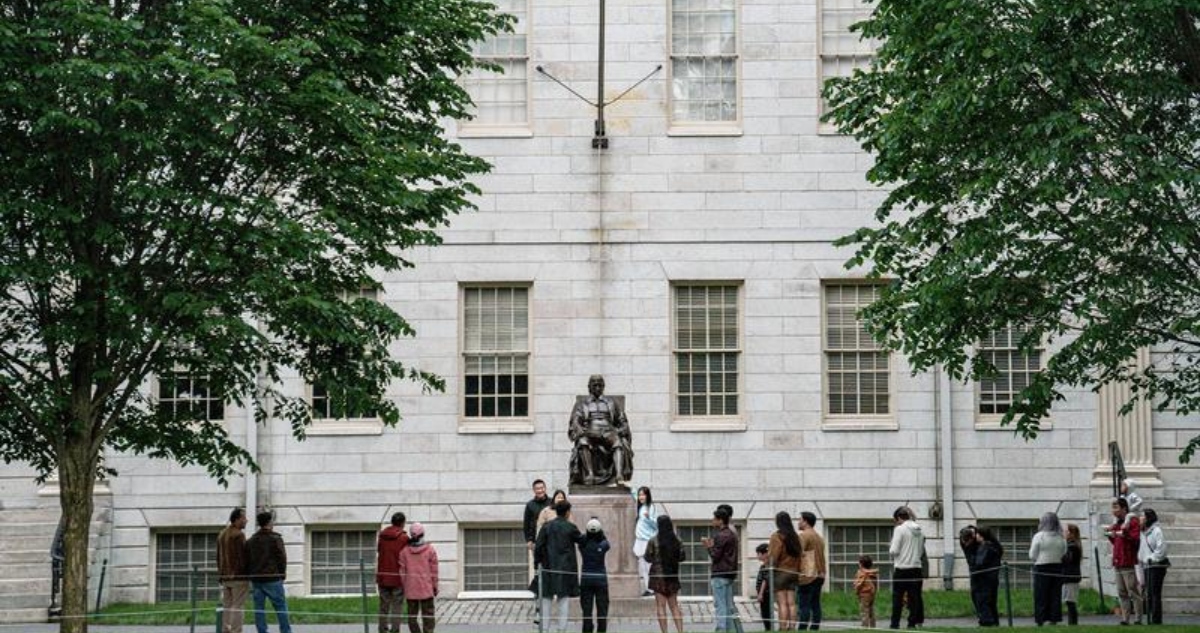 El Presidente de EU, Donald Trump, reivindicó este domingo su decisión de prohibir la matriculación de alumnos extranjeros en la Universidad de Harvard.