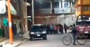Intentan linchar a tres mujeres por robar duraznos en pueblo; autoridades las rescatan.