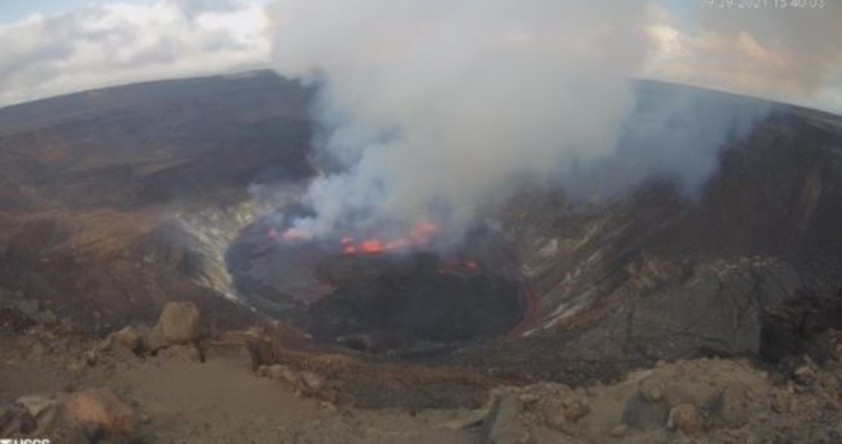 El volcán Kilauea de Hawái, considerado uno de los más activos del mundo, entró en erupción de nuevo con expulsiones de magma de hasta 300 metros de altura.
