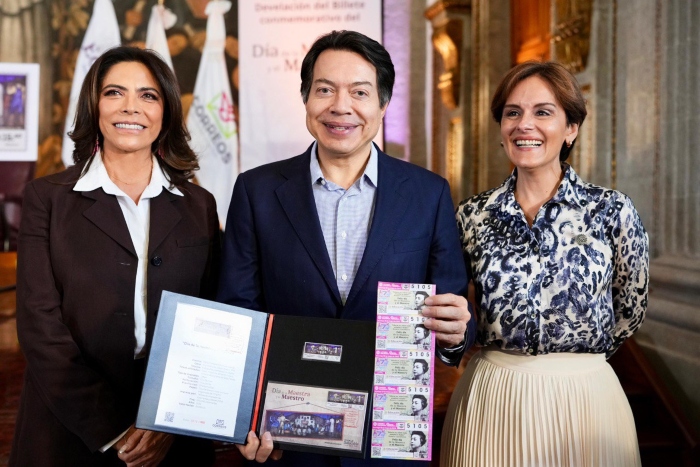 Gobierno de México conmemora a maestras y maestros con emisión de estampilla postal.