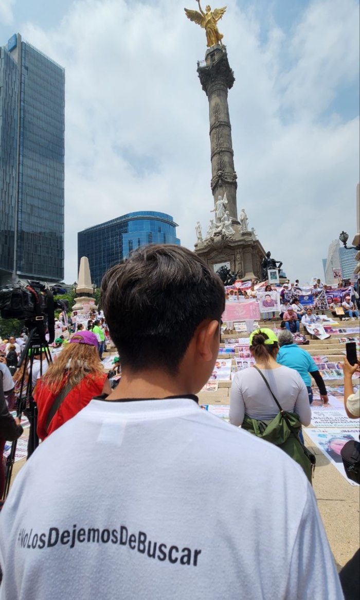 El familiar de un desaparecido porta una playera con la leyenda #NoLosDejemosDeBuscar. Foto: Tomina Gándara, SinEmbargo.