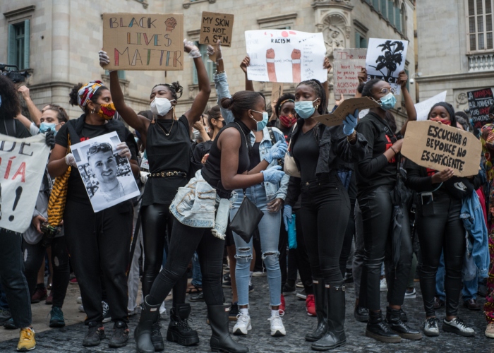 Allí donde brillaron las letras amarillas de "Black Lives Matter" en el asfalto, ahora vuelven a circular a toda velocidad todoterrenos por George Floyd.