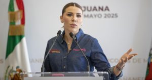 Hurgando el avispero.