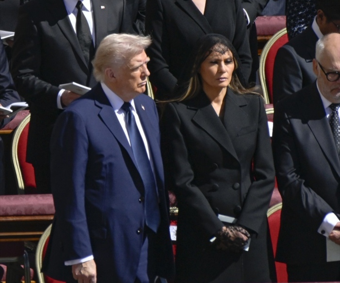 El Presidente de EU, Donald Trump, y la Primera dama de EU, Melania Trump, durante el funeral del Papa el pasado 26 de abril.