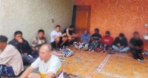 Fuerzas Armadas detienen a 17 personas por mina que mató a militares en Michoacán.