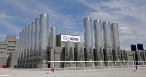 Un informe de la Comisión del Senado que investiga el caso acusa al Estado francés de un "encubrimiento deliberado" en relación con tratamientos ilegales aplicados a aguas minerales, especialmente por el grupo suizo Nestlé Waters.