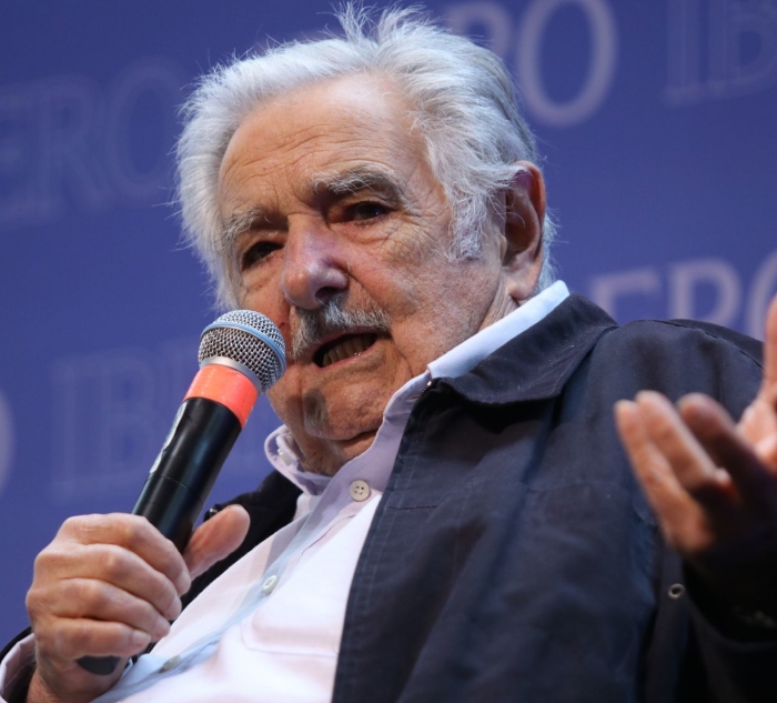 Mujica se los dijo: ¿quieren dinero? No sean políticos. “La política es para servir”.