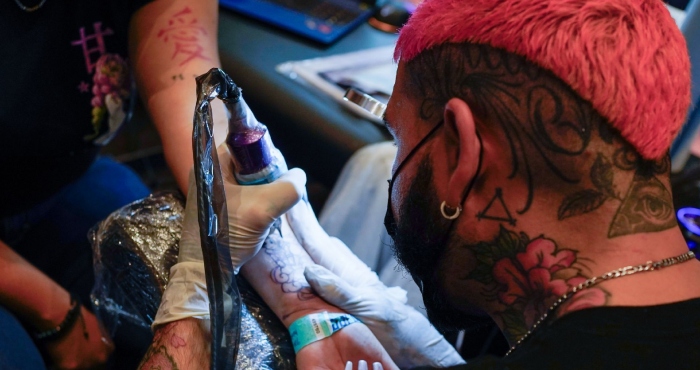 Evita complicaciones al nadar con tatuajes o piercings nuevos.