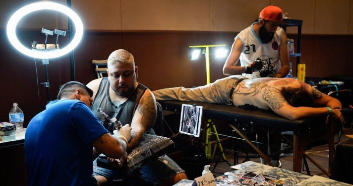 Evita complicaciones al nadar con tatuajes o piercings nuevos.
