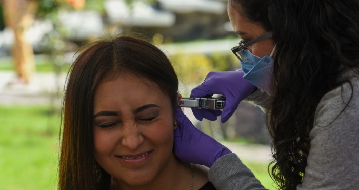 Evita complicaciones al nadar con tatuajes o piercings nuevos.