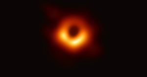 La primera imagen de un agujero negro captada por la humanidad.