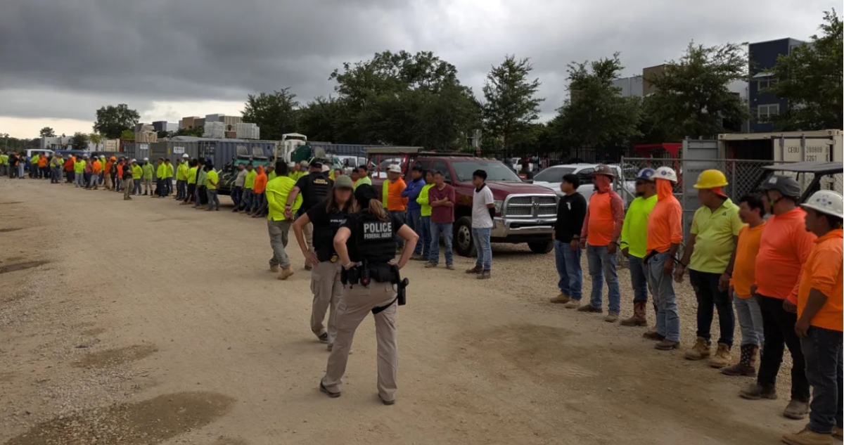 Más de 100 personas fueron detenidas en la mañana de ayer jueves tras una redada de ICE en una obra en construcción en Tallahassee, Florida.