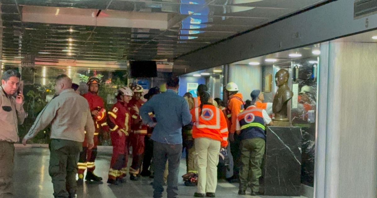 La SGIRPC informó la noche de ayer que 12 personas quedaron atrapadas en el cuatro piso del elevador de la Torre Latinoamericana, procediendo a su rescate.
