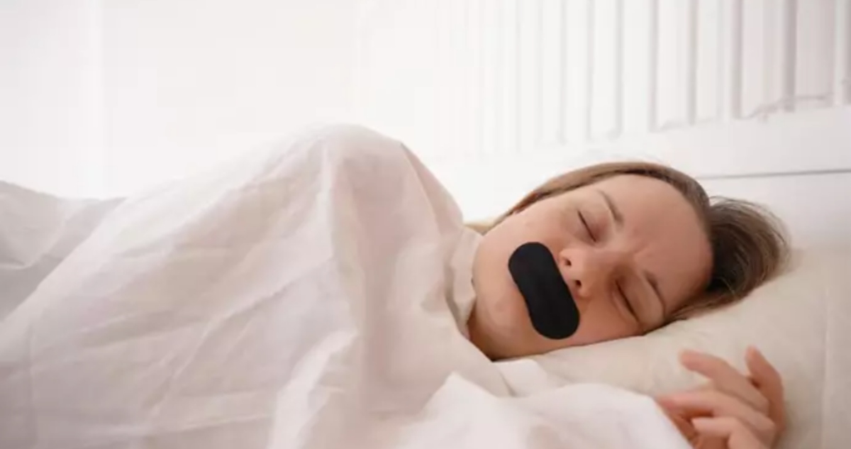 El mouth taping, moda viral en TikTok, podría provocar asfixia alertan expertos.