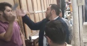 VIDEO: Alcaldesa de Guanajuato suspende a director jurídico por riña con comerciante.