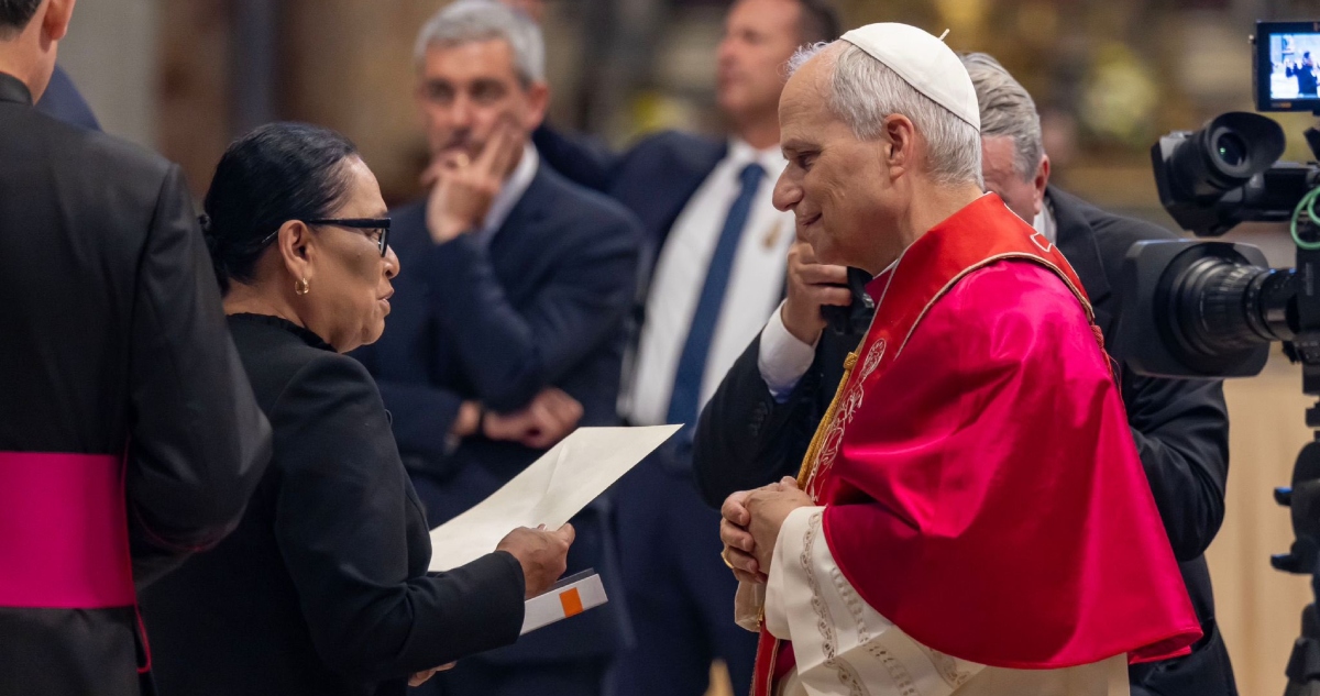 Rosa Icela saluda al Papa León XIV.