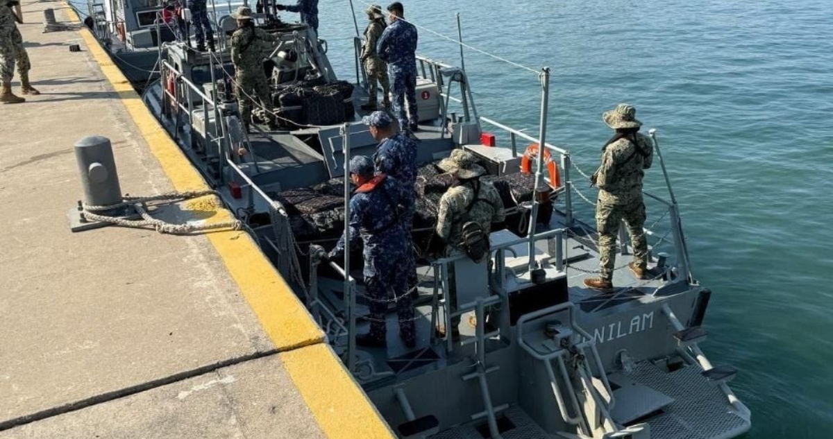 Fuerza Armadas aseguran tonelada y media de cocaína frente a costas de Jalisco.