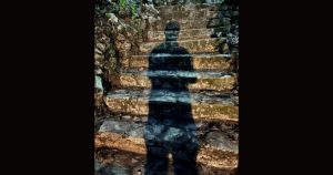 El hueco de la luz en el túnel del ser.