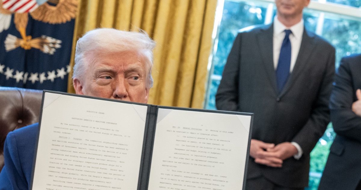 El Presidente de EU pide a las agencias federales rescindir contratos con Harvard.