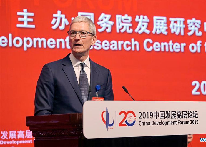 Trump se pelea con Tim Cook. Apple peligra