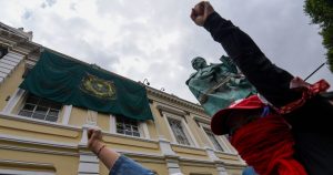 Egresados de diferentes generaciones de la UAEM se reunieron en la “Casa del Estudiante”, antes edificio de Rectoría, para mostrar su solidaridad al movimiento estudiantil. En micrófono abierto expresaron su apoyo, así como la entrega de víveres para los estudiantes en paro.