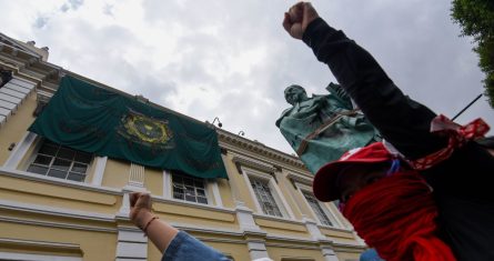 Egresados de diferentes generaciones de la UAEM se reunieron en la “Casa del Estudiante”, antes edificio de Rectoría, para mostrar su solidaridad al movimiento estudiantil. En micrófono abierto expresaron su apoyo, así como la entrega de víveres para los estudiantes en paro.