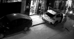 VIDEO ¬ A punta de escopeta y un rifle AK-47, comando roba camioneta en Puebla.